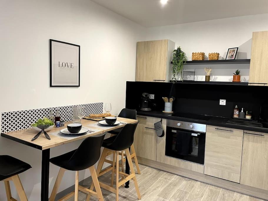 Bel Appartement Sur Cour Plein Centre Ville Et Parking Moulins  Ngoại thất bức ảnh